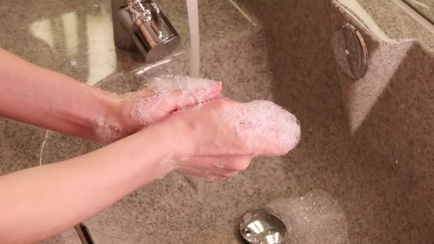 Femme Lavant Les Mains Dans Les Toilettes — Video