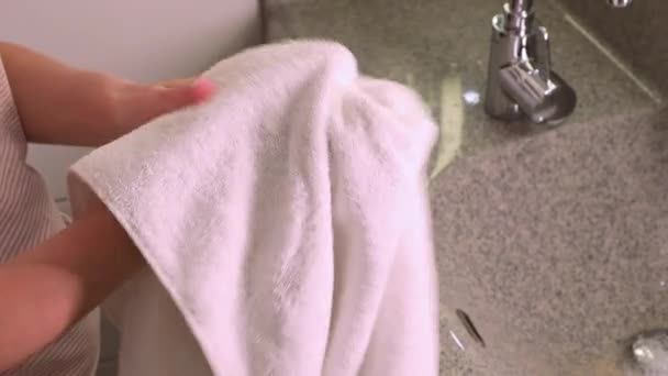 Mujer Secándose Las Manos Con Una Toalla Inodoro — Vídeo de stock