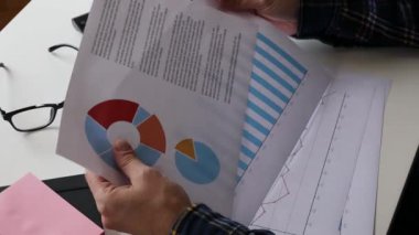Adam o döneme ait istatistik ve raporlara bakıyor