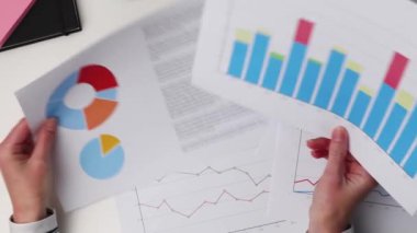 Belgeleri raporlar ve istatistiklerle kontrol eden kadın
