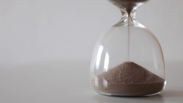 모래는 바탕에 모래시계의 알뿌리를 — 비디오