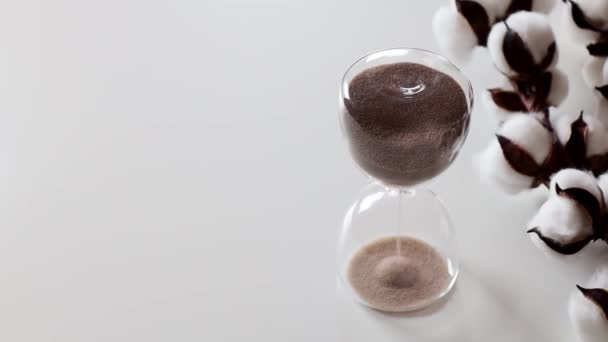 Kum Masanın Üzerinde Duran Kum Saatinin Ampullerinden Geçer Üst Görünüm — Stok video