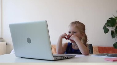 Bilgisayarda video izleyen kız