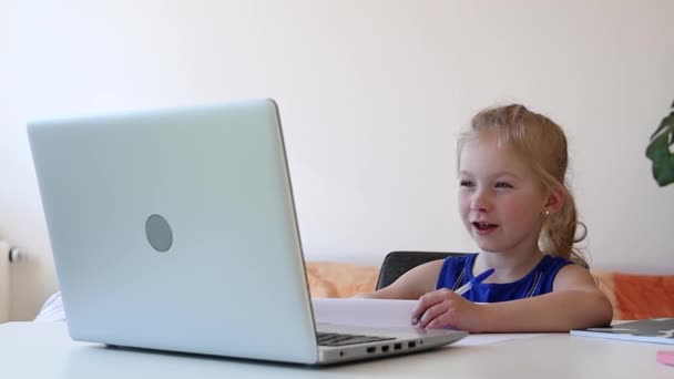 Dziewczyna Oglądanie Wideo Edukacyjne Laptopie — Wideo stockowe