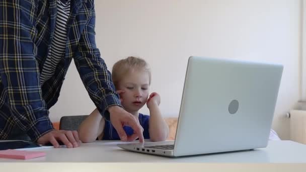 Tata Pokazuje Córce Jak Wykonać Zadanie Internetu — Wideo stockowe