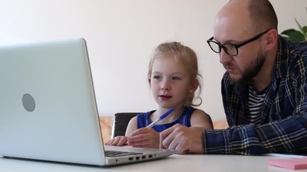 Μπαμπάς Βοηθάει Την Κόρη Κάνει Μαθήματά Της Από Διαδίκτυο — Αρχείο Βίντεο