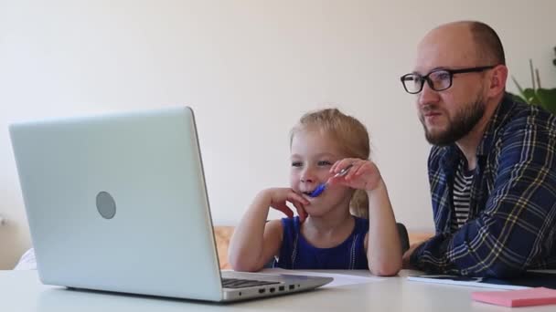 Apa Segít Lányának Házi Feladatot Csinálni Online Iskolából — Stock videók