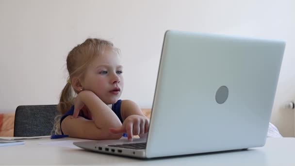 Девушка Смотрит Видео Компьютере — стоковое видео