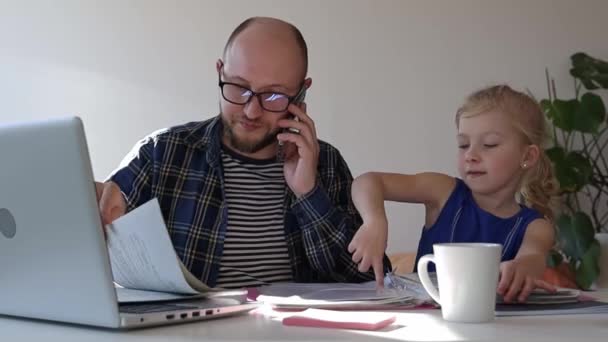 Papai Tenta Trabalhar Casa Mas Sua Filha Distrai — Vídeo de Stock