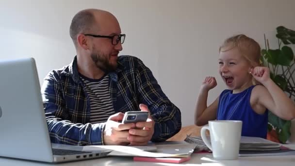 Vater Versucht Hause Arbeiten Aber Seine Tochter Lenkt Ihn — Stockvideo