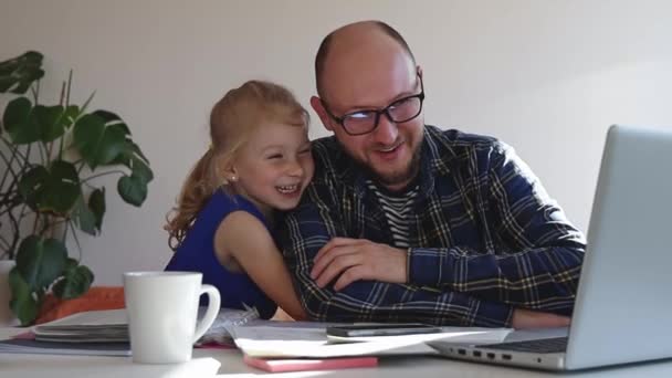 Μπαμπάς Προσπαθεί Δουλέψει Και Παίξει Την Κόρη Του Ταυτόχρονα — Αρχείο Βίντεο