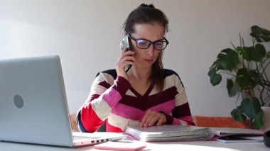 Kadın hesaplarla ve banka desteğiyle ilgilenmeye çalışıyor