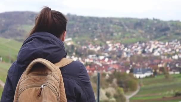 Sırtında Sırt Çantası Olan Genç Bir Kız Şehrin Manzarasına Bakıyor — Stok video