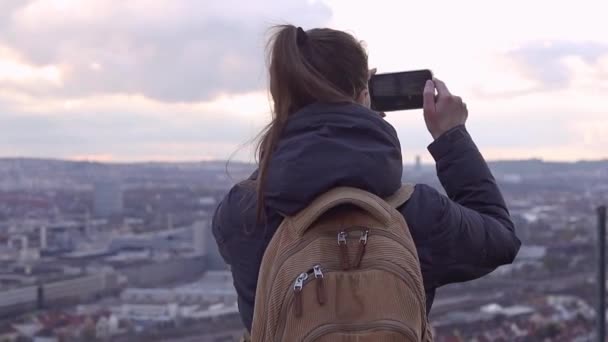 Genç Bir Kadın Telefonuyla Şehrin Manzarasını Seyrediyor — Stok video