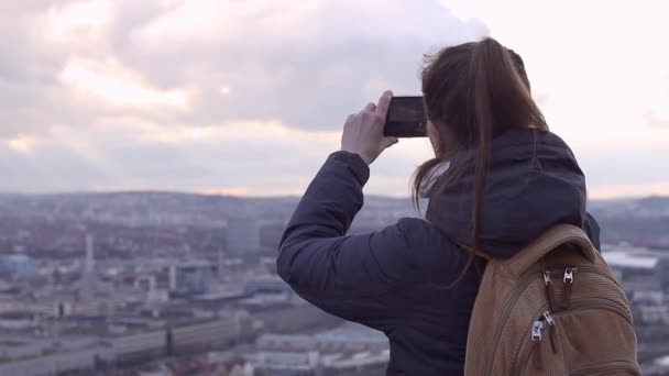 Genç Bir Kadın Telefonuyla Şehrin Panoramasının Fotoğrafını Çekiyor — Stok video