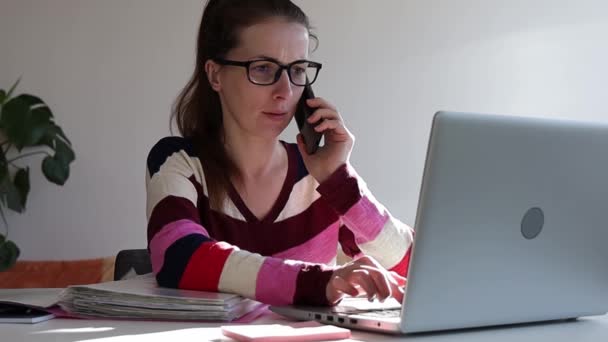 Mulher Falando Telefone Trabalhando Casa — Vídeo de Stock