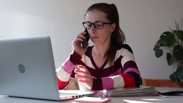 Mulher Falando Telefone Trabalhando Casa — Vídeo de Stock