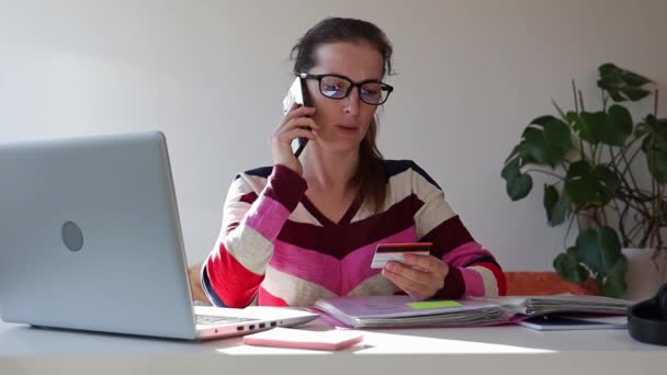 Kobieta Rozmawiająca Przez Telefon Wsparciem Bankowym — Wideo stockowe