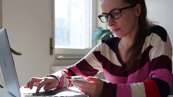 Nternetten Aldığı Şeyler Için Kredi Kartıyla Ödeme Yapan Bir Kadın — Stok video