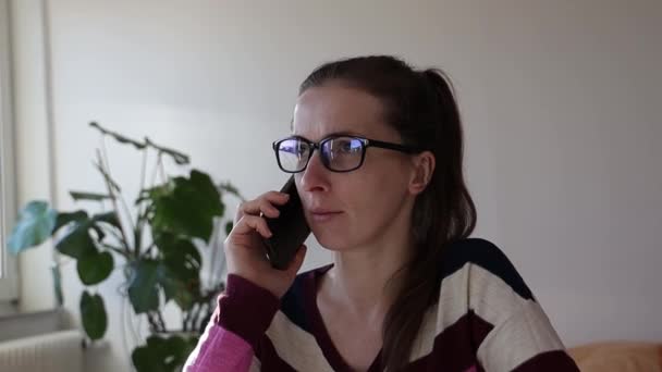 Mulher Falando Telefone Casa — Vídeo de Stock