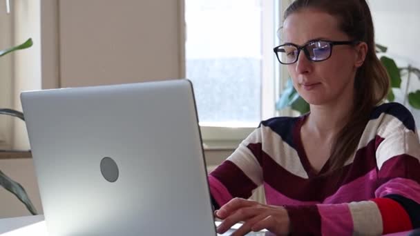 Samimi Bir Ofiste Dizüstü Bilgisayarda Çalışan Bir Kadın — Stok video