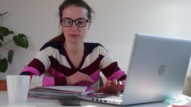 Erken Saatte Bir Video Toplantısında Kahve Içen Bir Kadın — Stok video