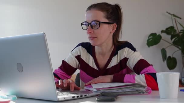 Mujer Trabajando Ordenador Portátil Una Oficina Acogedora — Vídeos de Stock