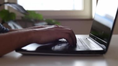 Eller dizüstü bilgisayarın arkasında, nereden başlayacağımı düşünüyorum..