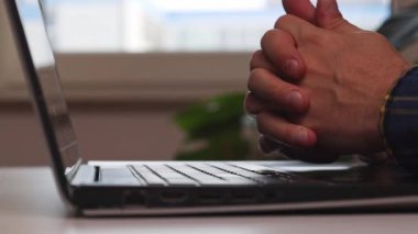 Eller masada dizüstü bilgisayarda, el jimnastiği yapıyor..