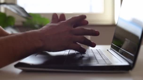 ノートパソコンに座っている間に手を曲げ — ストック動画