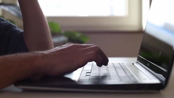 Руки Ноутбуком Думаючи Чого Почати — стокове відео
