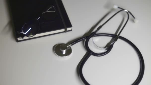 Stethoskop Tagebuch Brille Liegen Auf Dem Tisch Draufsicht Flache Lage — Stockvideo