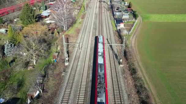 Επιβατικό Τρένο Ανεβαίνει Στο Σιδηρόδρομο Σχέδιο Ταξιδιού Τρένο Άνω Όψη — Αρχείο Βίντεο
