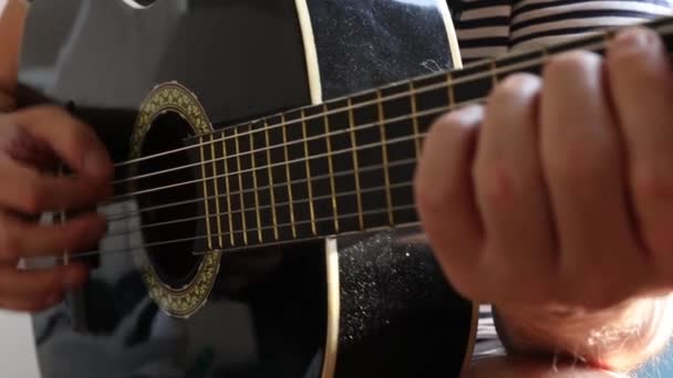 Homem Toca Guitarra Close — Vídeo de Stock