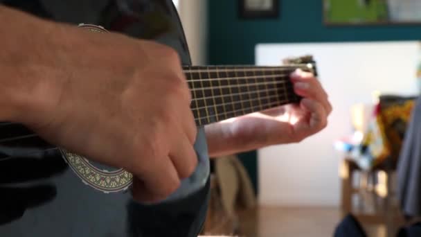Adam Gitar Çalıyor Yakın Plan — Stok video