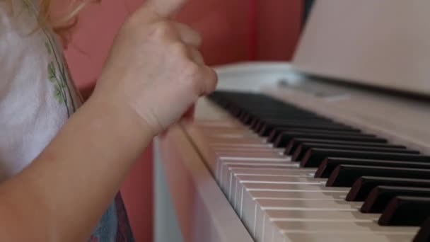 Ребенок Учится Играть Пианино — стоковое видео