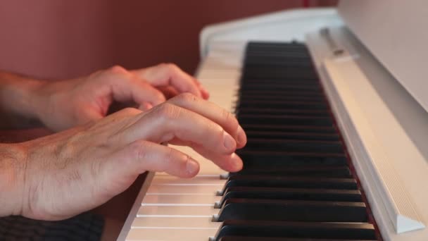 Människan Lär Sig Spela Piano — Stockvideo