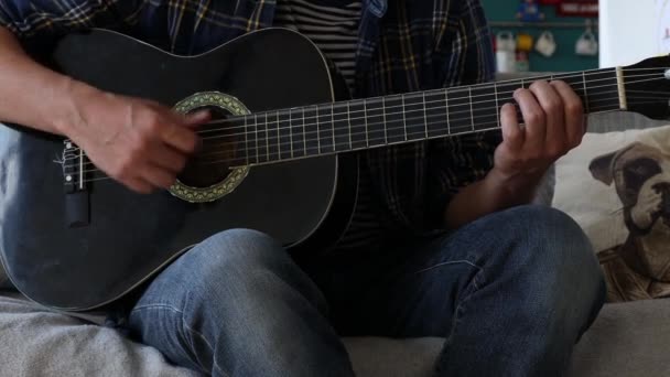 Hombre Tocando Guitarra Clásica Casa — Vídeos de Stock
