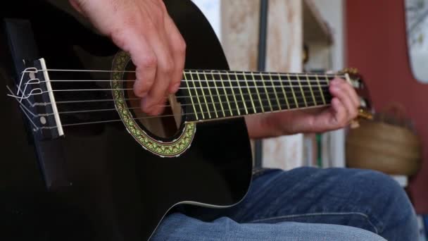Uomo Sta Imparando Suonare Chitarra Primo Piano — Video Stock