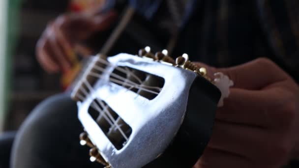 Man Tuning Guitarra Antes Jogar — Vídeo de Stock