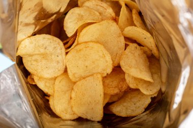 Taze patates cipsi paketini aç. Üst manzara, düz uzanma