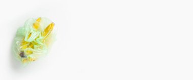 Beyaz arka planda şeffaf plastik torba içinde taze muzlar. Üst manzara, düz yatış. Pankart.