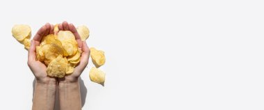 Beyaz arka planda kadın avuçlarındaki çipler. Üst manzara, düz yatış. Pankart.