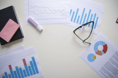 Günlük, dosyalar, masaüstündeki gözlükler. Üst manzara, düz uzanma.