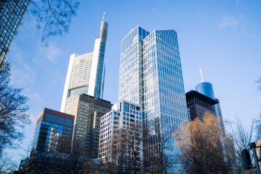 Bulutsuz mavi gökyüzüne karşı gökdelenler.