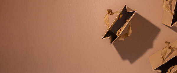 Ремесленные сумки для подарка на коричневом фоне. Вид сверху, плоский. Баннер.