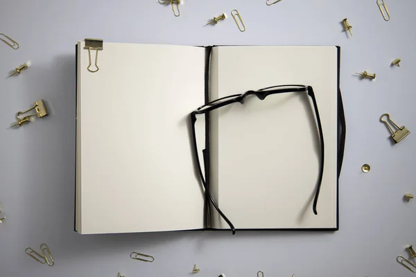 Open Dagboek Bril Gouden Paperclips Paperclips Een Witte Achtergrond Bovenaanzicht — Stockfoto