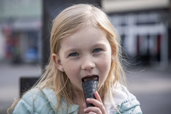 Маленька Дівчинка Куртці Їсть Морозиво Вулиці — стокове фото