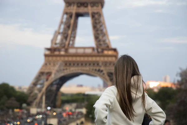 Mladá Žena Stojí Zády Eiffelově Věži Paříži — Stock fotografie