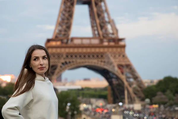 Mladá Žena Paříži Pozadí Eiffelovy Věže — Stock fotografie